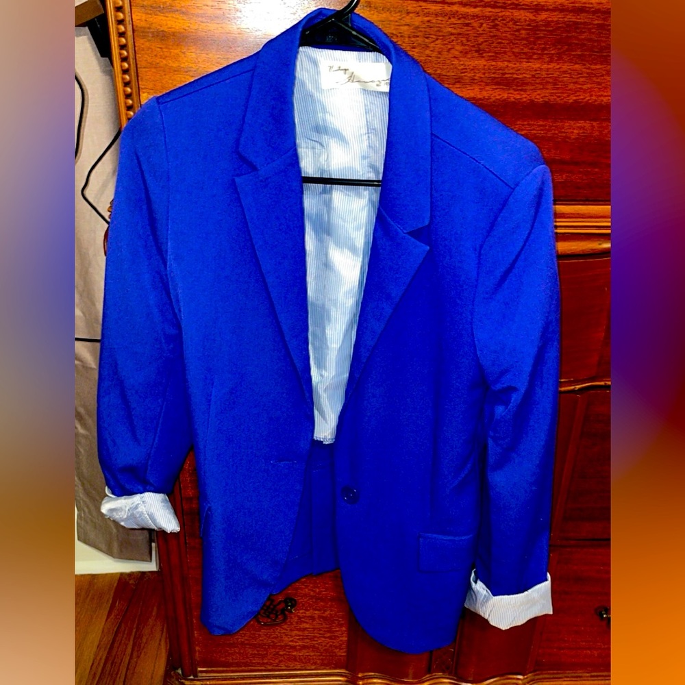 Love this blazer but just a little snug in the shoulders for me now.